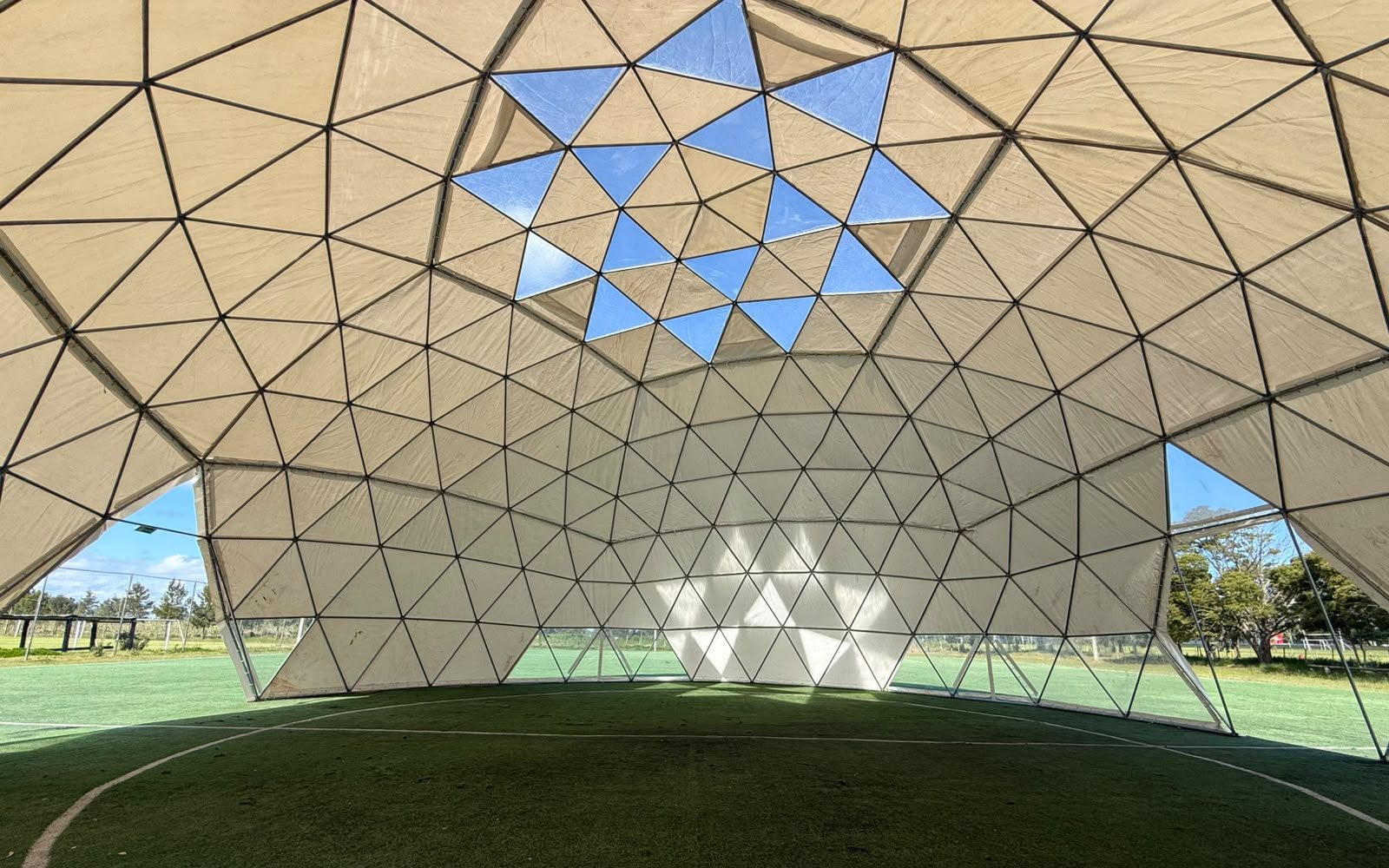 El interior del domo de día, con la cúpula completa y la luz entrando por el techo