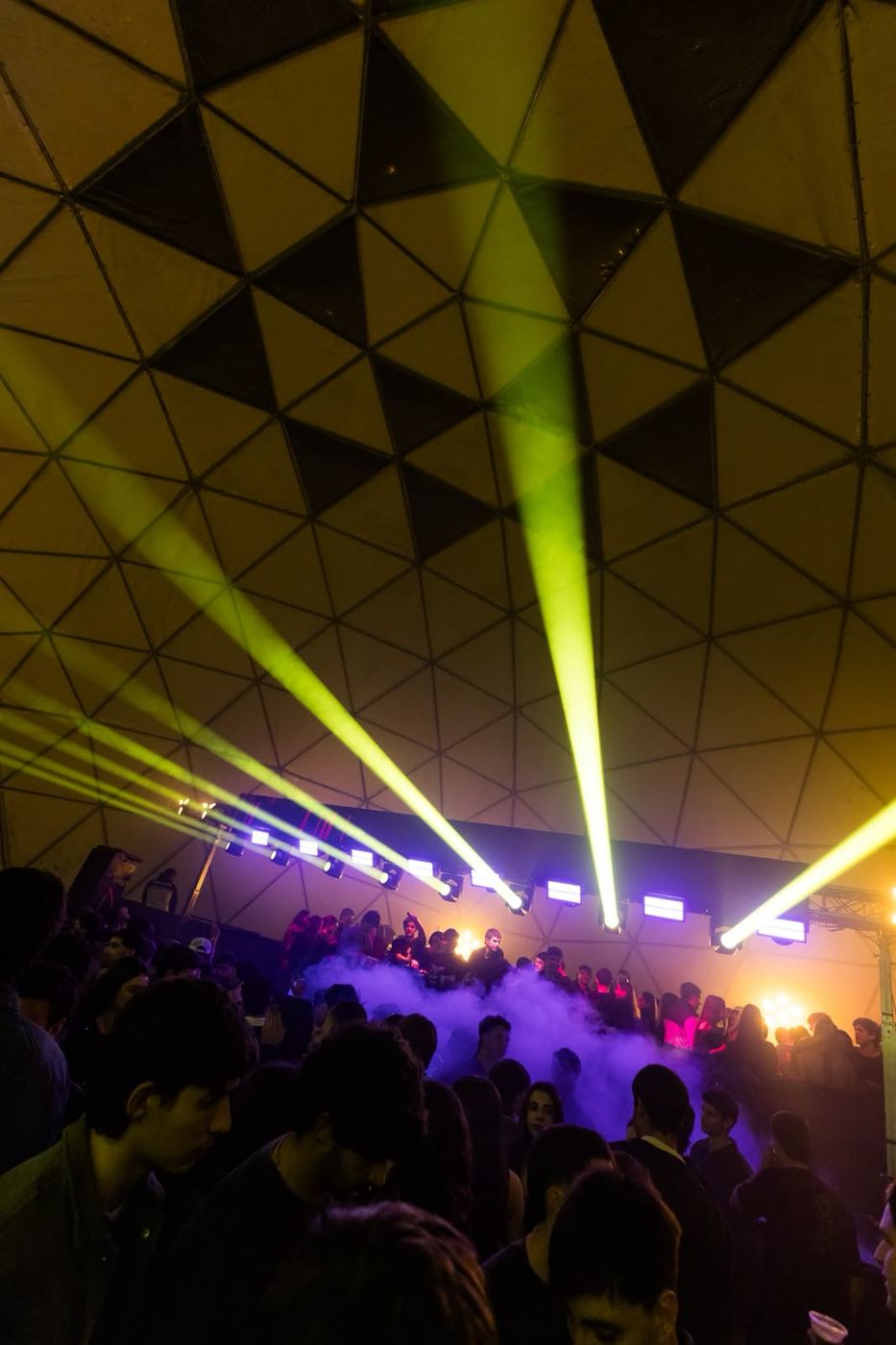 Haces de luz amarillos sobre la pista