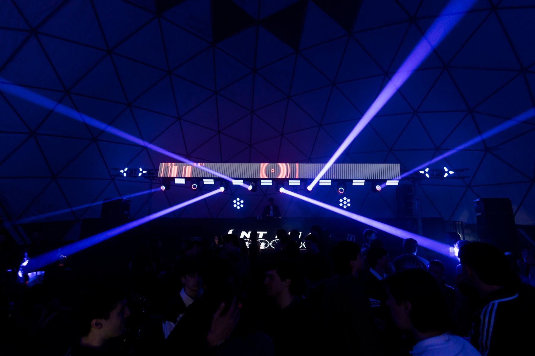 Escenario con haces azules bajo la cúpula